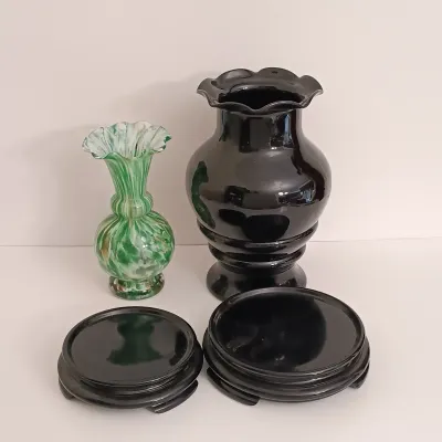 LOT 143: Green Swirl Art Glass Vase, Black Amethyst Vase & Two Black Glass Flower Bowl Stand/Riser
