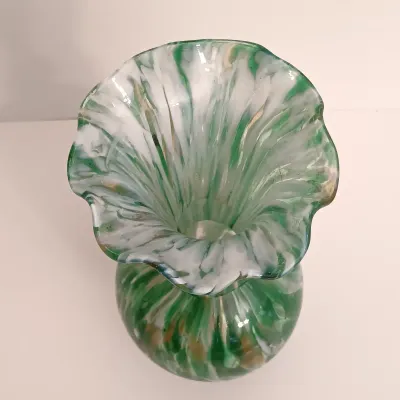 LOT 143: Green Swirl Art Glass Vase, Black Amethyst Vase & Two Black Glass Flower Bowl Stand/Riser