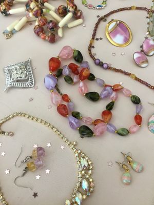 Beautiful vintage and costume, jewelry, necklace, roaches, earrings, etc. all in very good condition