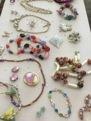 Beautiful vintage and costume, jewelry, necklace, roaches, earrings, etc. all in very good condition