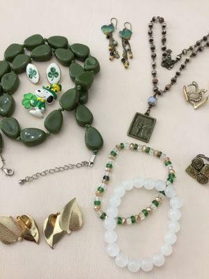 Beautiful vintage and fashion bracelet, necklace, earring, ring, etc. all in very good condition silver and gold toned