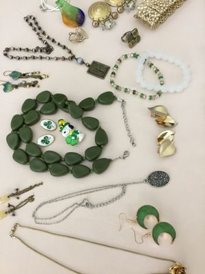 Beautiful vintage and fashion bracelet, necklace, earring, ring, etc. all in very good condition silver and gold toned
