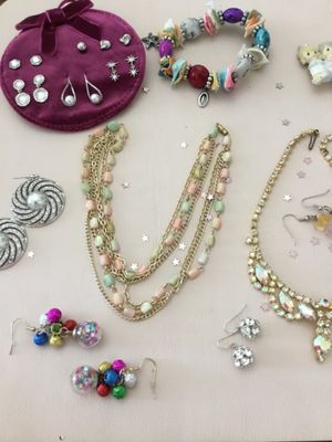 Beautiful vintage and costume, jewelry, necklace, roaches, earrings, etc. all in very good condition