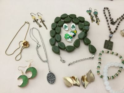 Beautiful vintage and fashion bracelet, necklace, earring, ring, etc. all in very good condition silver and gold toned