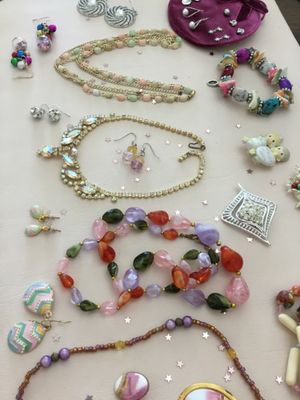 Beautiful vintage and costume, jewelry, necklace, roaches, earrings, etc. all in very good condition