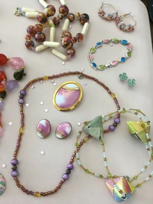 Beautiful vintage and costume, jewelry, necklace, roaches, earrings, etc. all in very good condition
