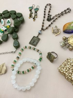 Beautiful vintage and fashion bracelet, necklace, earring, ring, etc. all in very good condition silver and gold toned