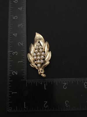 Vintage Gold-Tone Textured Leaf Pin Brooch with Faux Pearl Cluster