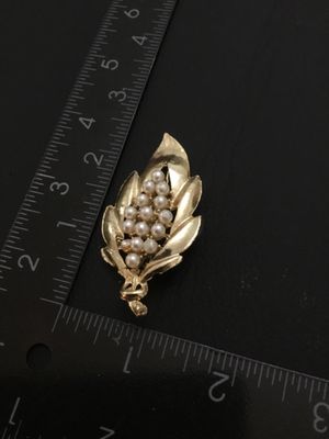 Vintage Gold-Tone Textured Leaf Pin Brooch with Faux Pearl Cluster