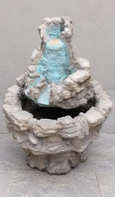 OUTDOOR ROCK-STYLE WATER FOUNTAIN 