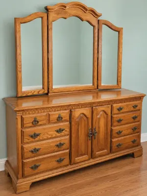 KINCAID SOLID WOOD DRESSER WITH MIRROR 