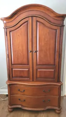 WOOD ARMOIRE/MEDIA CABINET WITH TV 