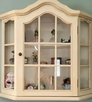 SHABBY CHIC CURIO CABINET WITH TRINKETS