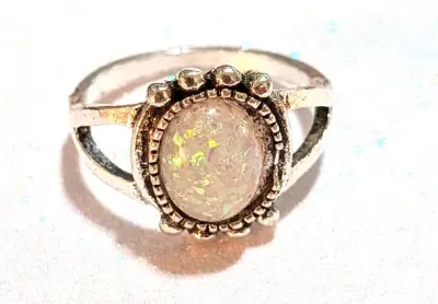 **NEW ARRIVAL** Size 9 WHITE OVAL Iridescent Stone STYLE RING with 8 Top & Bottom Globes Surround on a Silver Tone Setting (3.0g)