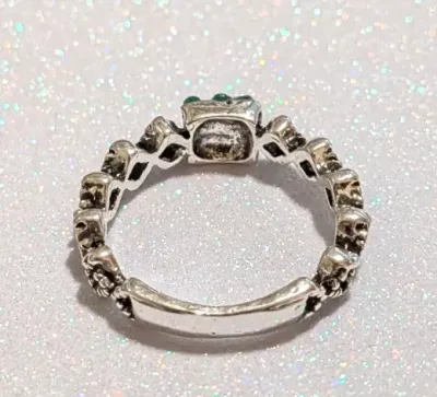 **NEW ARRIVAL** Size 8 GREEN "CHECKERBOARD" STYLE RING with 9 GREEN Stones & "Wraparound Circles" Style Band on a...