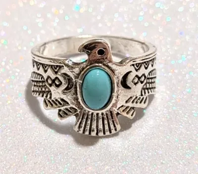 **NEW ARRIVAL** Size 7¼ BLUE TURQUOISE STYLE OVAL STONE RING with "Tribal Eagle" Band on a Silver Tone Setting (2.8g)