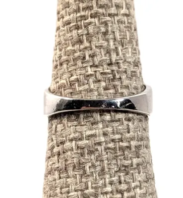 **NEW ARRIVAL** Size 6½ BLACK Oval Cabochon 4-Prong Stone RING with a 3-Line Band in a Silver Tone (3.8g)