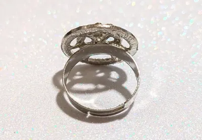 **New Arrival** Size 8 CIRCLE OVAL JEWELED RING with Double Row of Clear Stones and Single Stone Center on a Gold Tone Setting (3.2g)