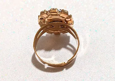 **NEW ARRIVAL** Size 7¼ RED OVAL GLASS STONE RING with 12 Jeweled Clear Stones Surround 4-Pong on an ADJUSTABLE SPLIT BAND on a Gold Tone...