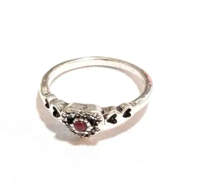 **NEW ARRIVAL** SIZE 8 Silver Tone Heart Ring with Red Stone (1.8g)