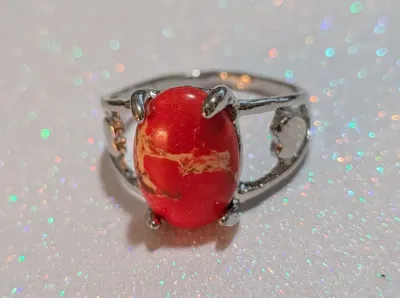 **NEW ARRIVAL** Size 9½ RED & BEIGE OVAL CABOCHON STONE (Mottled) 4-Prong RING with "Heart in the Middle" Band on a Silver...