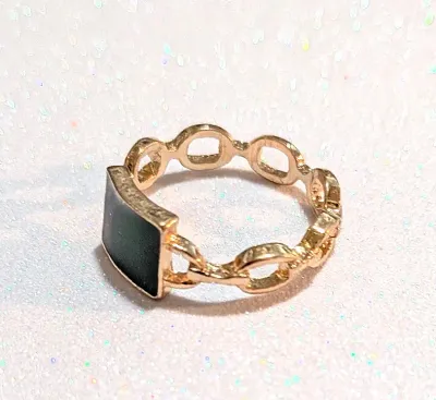 **NEW ARRIVAL** Size 8¾ GREEN RECTANGLE ENAMEL "STONE" RING with a Chain Link Style Setting and Gold Tone Band (2.1g)
