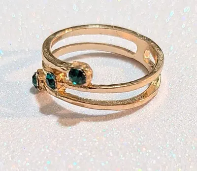 **NEW ARRIVAL** Size 8½ GREEN 3 STONES "LADDER" RING with 3 Bright Green Stones and Gold Tone Setting & Band (2.2g)