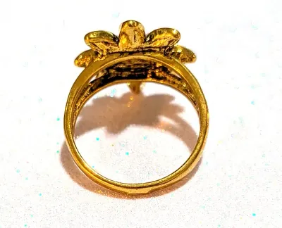 **NEW ARRIVAL** Size 8½ CORAL COLORED GLOBES FLOWER STYLE RING with Black Center Stone on a GOLD Tone Setting (4.3g)