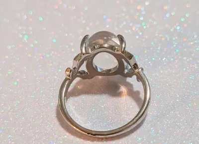 **NEW ARRIVAL** Size 7¼ CLEAR OVAL GLASS STONE 4-Prong RING with "Branch" Style Band on a Silver Tone Setting (3.1g)