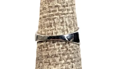 **NEW ARRIVAL** Size 5 CLEAR GLASS Oval 4-Prong Stone RING with a 3-Line Band in a Silver Tone (3.7g)