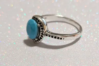 **NEW ARRIVAL** Size 7½ ACRYLIC BLUE OVAL OPAQUE STONE RING with "Dotted" Surround & Band on a Silver Tone Setting (2.9g)