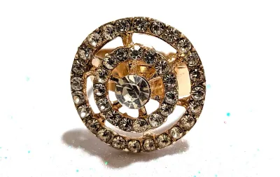 **New Arrival** Size 8¼ CIRCLE OVAL JEWELED RING with Double Row of Clear Stones and Single Stone Center on a Gold Tone Setting (3.3g)