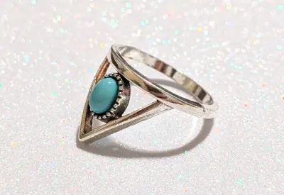 **NEW ARRIVAL** Size 7¼ Small BLUE OVAL TURQUOISE STYLE RING with "Large "V" Style on a Silver Tone Setting (1.7g)