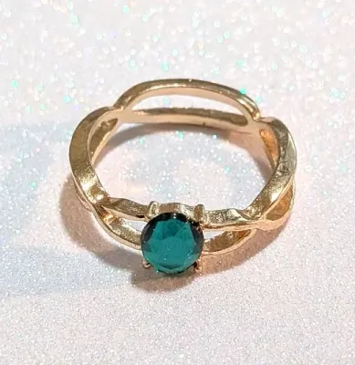 **NEW ARRIVAL** Size 9 GREEN GLASS OVAL STONE RING with "Overlapping" Style Band and Gold Tone Setting (2.1g)