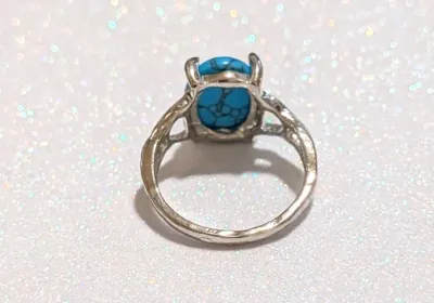**NEW ARRIVAL** Size 7½ "CRACKLED" BLUE OVAL TURQUOISE STYLE RING with Side "OPEN "Band on a Silver Tone Setting (4.0g)