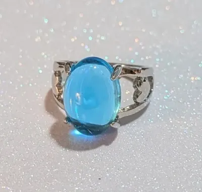 **NEW ARRIVAL** Size 6½ BLUE GLASS STONE 4-Prong RING with "Heart in the Middle" Band on a Silver Tone Setting (4.1g)