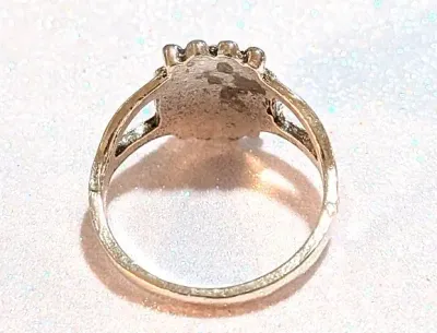 **NEW ARRIVAL** Size 9 WHITE OVAL Iridescent Stone STYLE RING with 8 Top & Bottom Globes Surround on a Silver Tone Setting (3.0g)