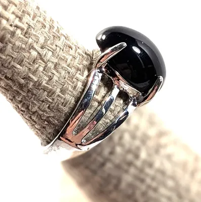 **NEW ARRIVAL** Size 8½ BLACK Oval Cabochon 4-Prong Stone RING with a 3-Line Band in a Silver Tone (4.4g)