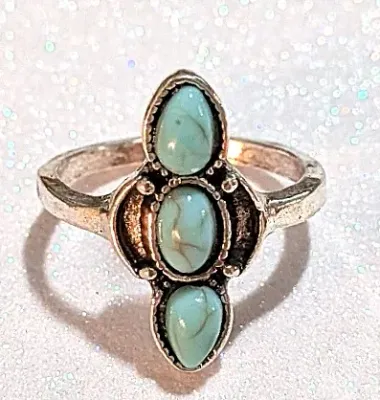 **NEW ARRIVAL** Size 7½ Triple Vertical Style BLUE TURQUOISE RING with 3 Oblong "Crackled" Stones on a Silver Tone Setting (3.0g)