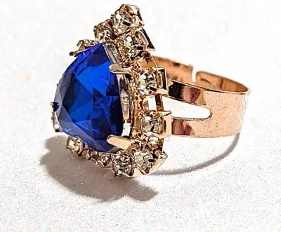 **NEW ARRIVAL** Size 7½ BLUE HEART RING with 12 Jeweled Clear Stones Surround on an ADJUSTABLE SPLIT BAND on a Gold Tone Setting (2.6g)