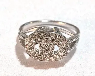 **NEW ARRIVAL** Size 8 Lots of CLEAR STONES OVAL STYLE RING with 5 Stones Center on a Silver Tone Setting (2.4g)