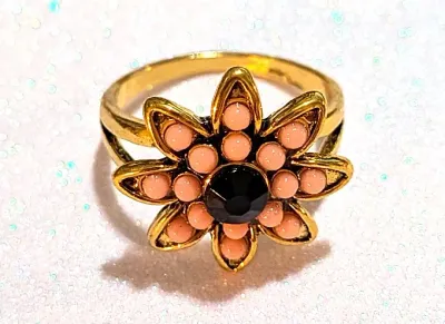 **NEW ARRIVAL** Size 8½ CORAL COLORED GLOBES FLOWER STYLE RING with Black Center Stone on a GOLD Tone Setting (4.3g)