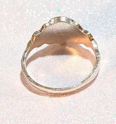 **NEW ARRIVAL** Size 9¼ WHITE OVAL Iridescent Stone STYLE RING with "Side Petals" on a Silver Tone Setting (2.8g)