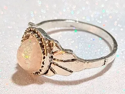 **NEW ARRIVAL** Size 9¼ WHITE OVAL Iridescent Stone STYLE RING with "Side Petals" on a Silver Tone Setting (2.8g)