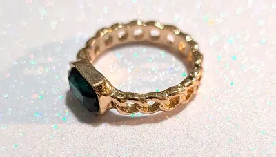 **NEW ARRIVAL** Size 8 Sideways GREEN RECTANGLE GLASS STONE RING in a "Cupped Style" Setting and Gold Tone Band (2.5g)