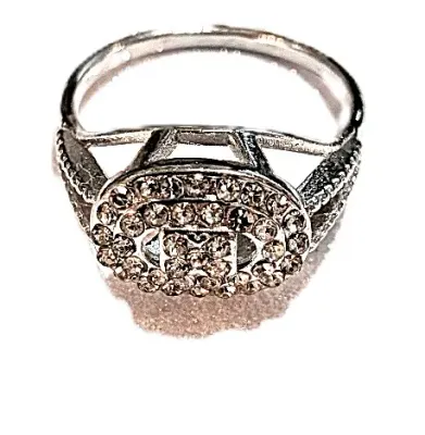 **NEW ARRIVAL** Size 8 Lots of CLEAR STONES OVAL STYLE RING with 5 Stones Center on a Silver Tone Setting (2.4g)