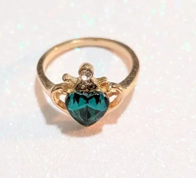**NEW ARRIVAL** Size 7½ GREEN GLASS HEART STONE RING in a "Crown Style" Setting with a Gold Tone Band (2.1g)