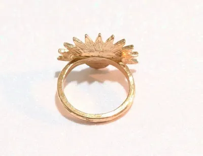 **NEW ARRIVAL** Size 7¾ GREEN "Spikey" SUN RING with Green Round Glass Stone on a Gold Tone Band (3.5g)