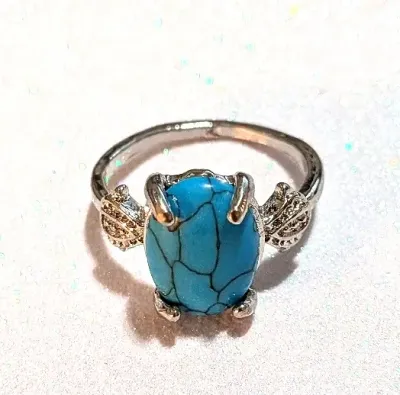 **NEW ARRIVAL** Size 8½ BLUE CRACKLED Oval Cabochon 4-Prong Stone RING with a "3 DOTS" Band in a Silver Tone (3.4g)