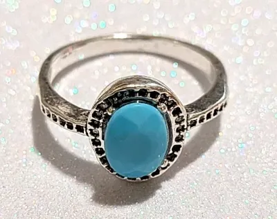 **NEW ARRIVAL** Size 7½ ACRYLIC BLUE OVAL OPAQUE STONE RING with "Dotted" Surround & Band on a Silver Tone Setting (2.9g)